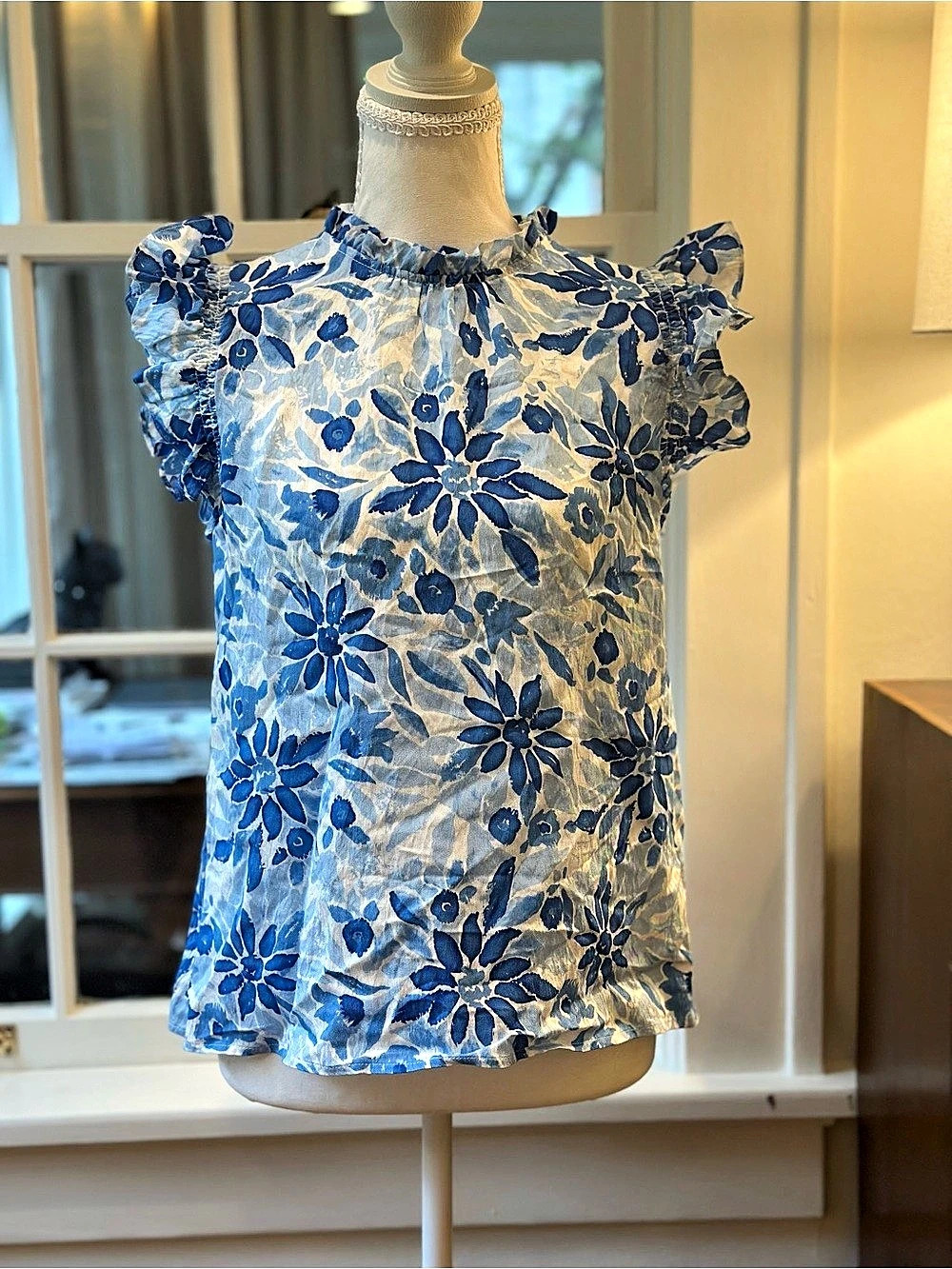 THML Floral Blouse in Blue & White Size Small Like New